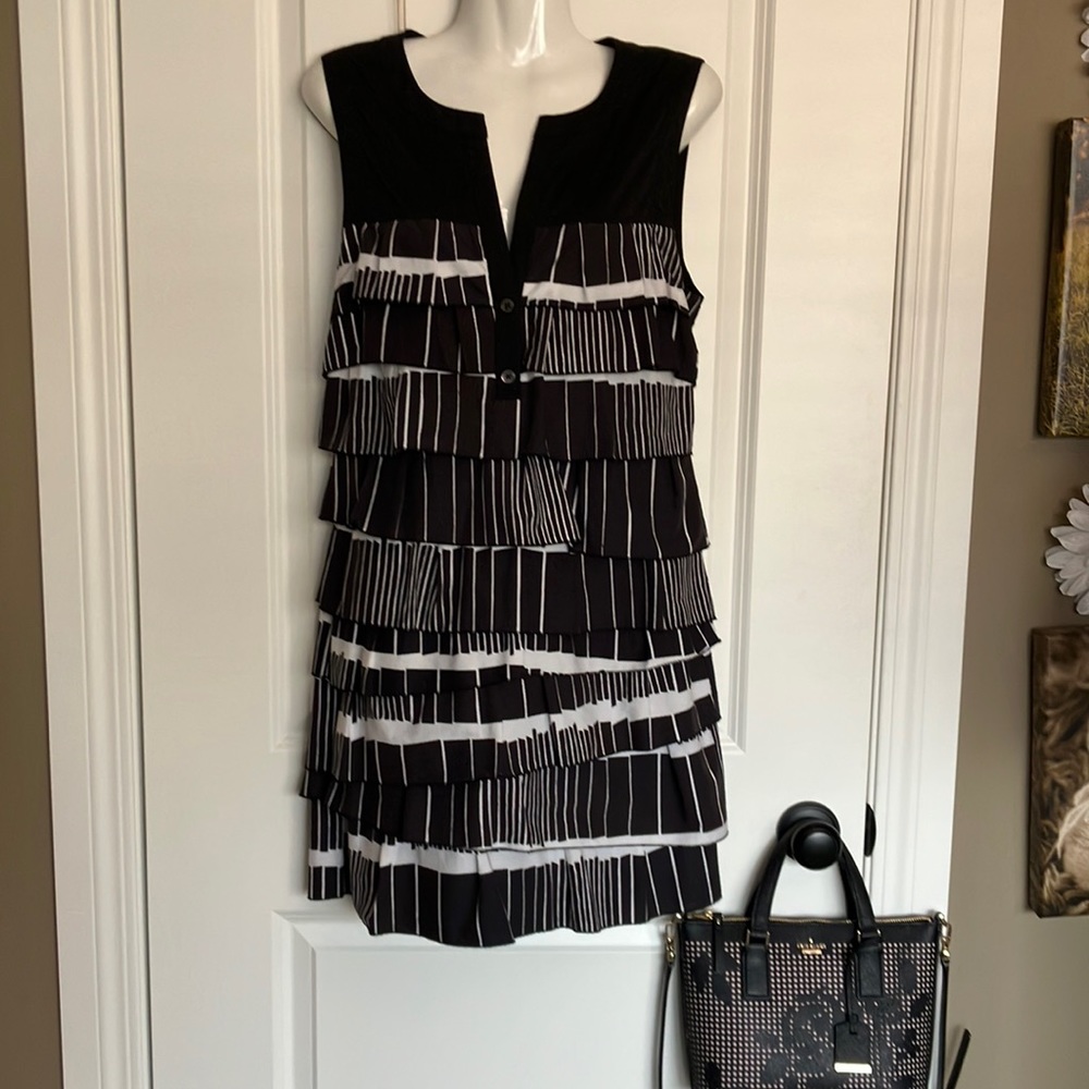 💕Super cute BCBG Maxazria sleeveless black dress w/black&white ruffles & V neck